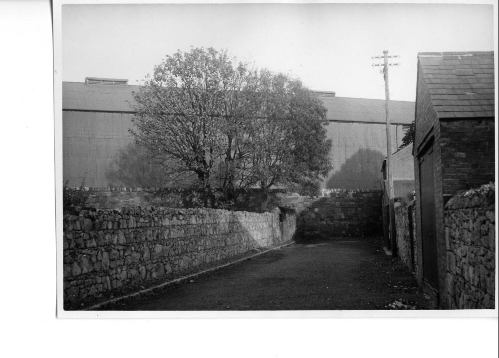 P 32 048