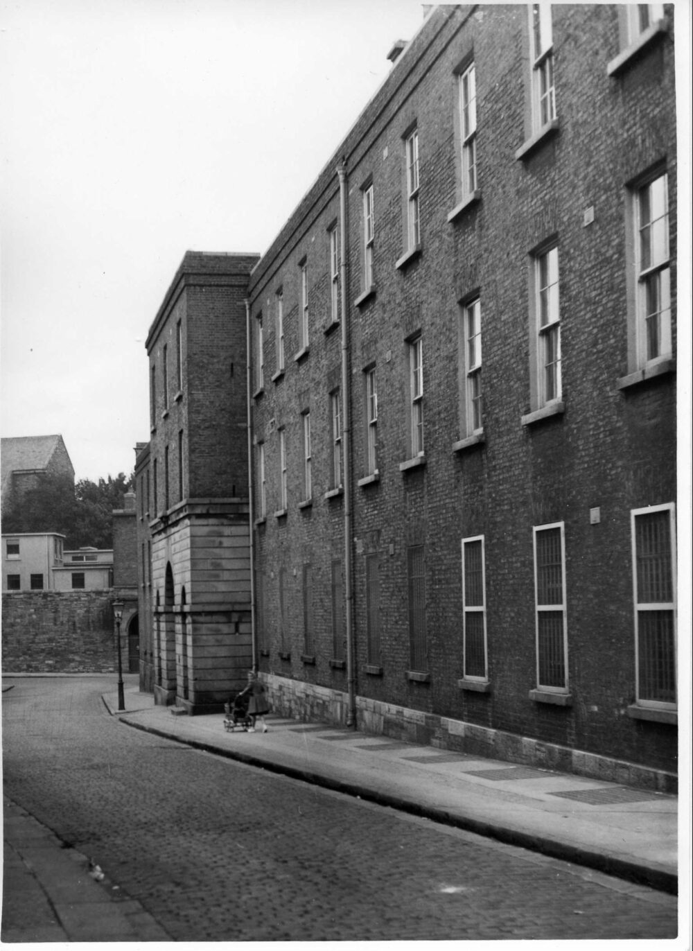 P 33 008
